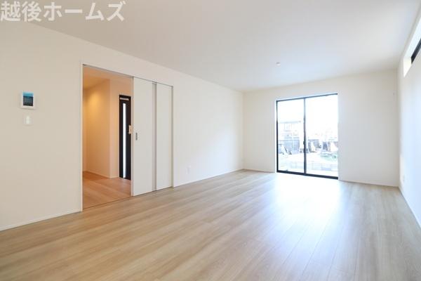 ���r���O �y���Ў{�H����z�_�C�j���O�e�[�u���E�\�t�@�[���z�u�ł����Ƃ肠��݌v�ɂȂ��Ă���܂��B