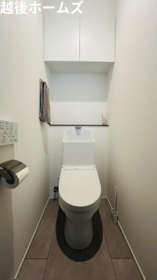 �g�C�� ������Ƃ�������������g�C���B�㕔�ɂ͎��[�ɕ֗��Ȓ݌˒I�A�茳�ɂ͕Ǌ|�������R���������B