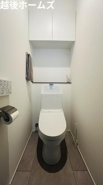 �g�C�� ������Ƃ�������������g�C���B�㕔�ɂ͎��[�ɕ֗��Ȓ݌˒I�A�茳�ɂ͕Ǌ|�������R���������B
