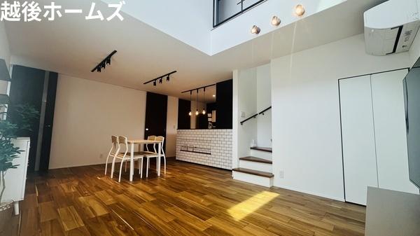 ���r���O �����ǂɍ��̃A�C�A�����A�N�Z���g�B�X�^�C���b�V���Ń��_���ȁA�������ꂽ��Ԃ����o���܂��B