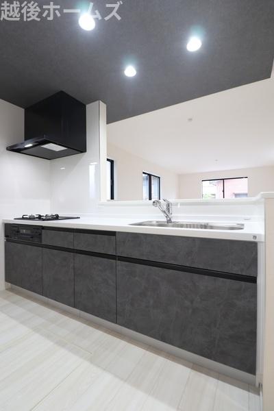 �L�b�`�� �y���Ў{�H��z
�R���^�C�v�̃V�X�e���L�b�`���͎��[���L�x�I
�����̂��|�������₷���݌v�ɂȂ��Ă��܂�