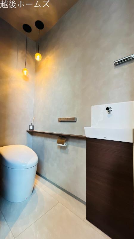 �g�C�� ������Ƃ�������������g�C���B�㕔�ɂ͎��[�ɕ֗��Ȓ݌˒I�A�茳�ɂ͕Ǌ|�������R���������B