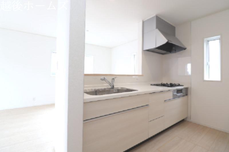 �L�b�`�� �y���Ў{�H��z�_�C�j���O�e�[�u�����z�u�ł����Ƃ肠��݌v�ɂȂ��Ă���܂��B