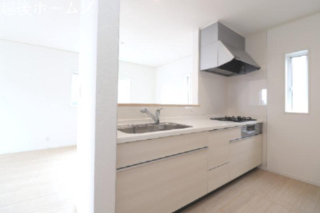 �L�b�`�� �y���Ў{�H��z�_�C�j���O�e�[�u�����z�u�ł����Ƃ肠��݌v�ɂȂ��Ă���܂��B