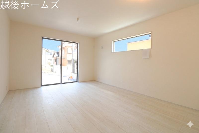 ���r���O �_�C�j���O�e�[�u���E�\�t�@�[���z�u�ł����Ƃ肠��݌v�ɂȂ��Ă���܂��B