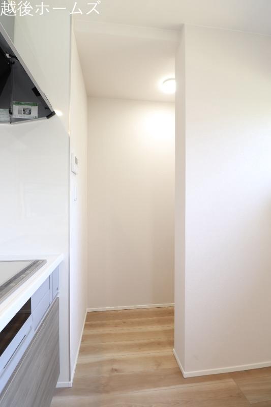���[ �L�b�`���ɗאڂ�����e�ʂ̃p���g���[