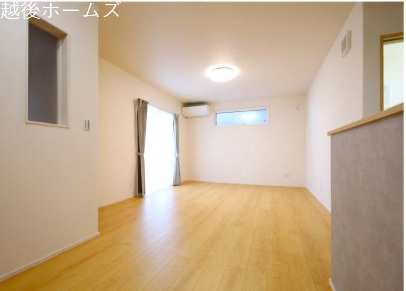 ���r���O �_�C�j���O�e�[�u���E�\�t�@�[���z�u�ł����Ƃ肠��݌v�ɂȂ��Ă���܂��B