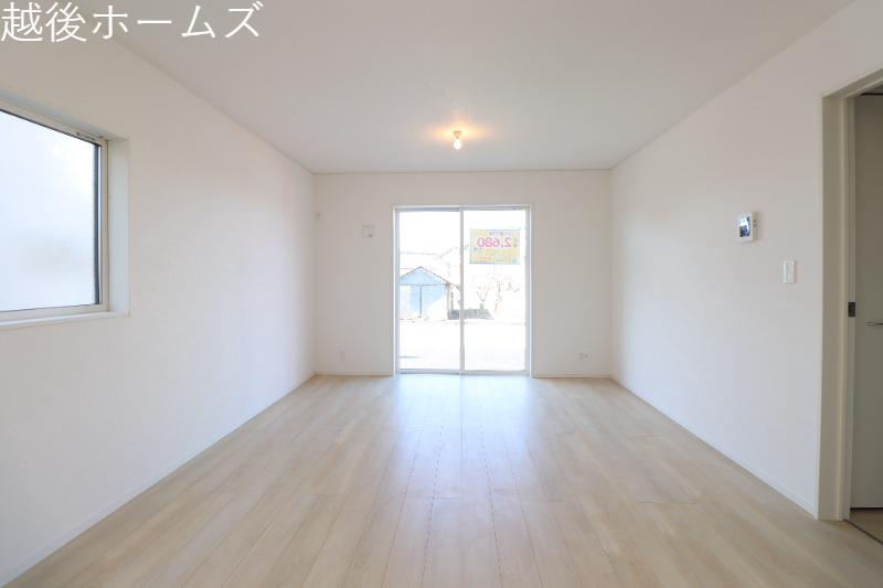 ���r���O �y���Ў{�H��z�_�C�j���O�e�[�u���E�\�t�@�[���z�u�ł����Ƃ肠��݌v�ɂȂ��Ă���܂��B