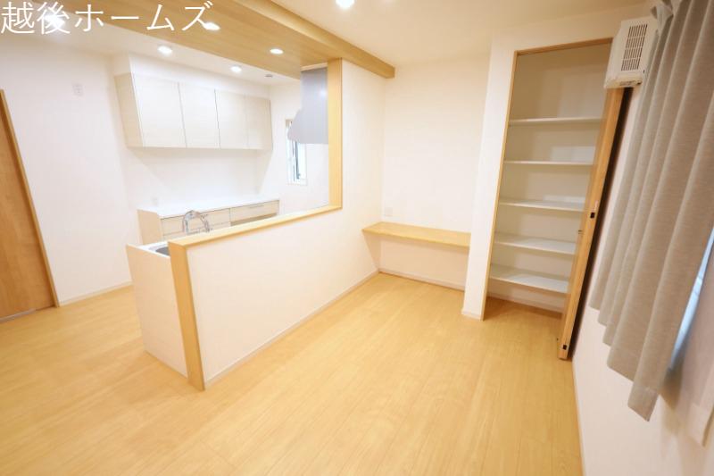 �L�b�`�� �y���Ў{�H��z�J�����̂���J�E���^�[�L�b�`���ł��B���r���O�S�̗̂l�q�����n����̂ŁA���������q�l�����Ă����S�ł��ˁ�