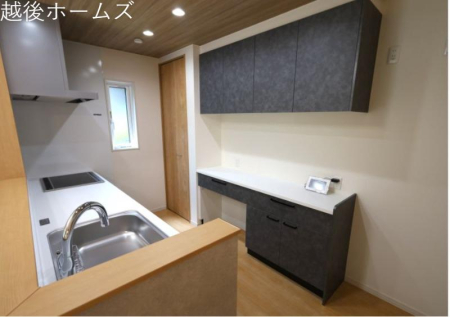 �L�b�`�� �y���Ў{�H��z�J�����̂���J�E���^�[�L�b�`���ł��B���r���O�S�̗̂l�q�����n����̂ŁA���������q�l�����Ă����S�ł��ˁ�