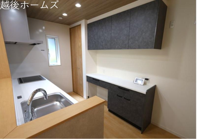 �L�b�`�� �y���Ў{�H��z�J�����̂���J�E���^�[�L�b�`���ł��B���r���O�S�̗̂l�q�����n����̂ŁA���������q�l�����Ă����S�ł��ˁ�