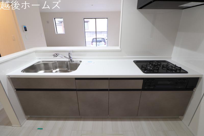 �L�b�`�� �y���Ў{�H��z�J�����̂���J�E���^�[�L�b�`���ł��B���r���O�S�̗̂l�q�����n����̂ŁA���������q�l�����Ă����S�ł��ˁ�