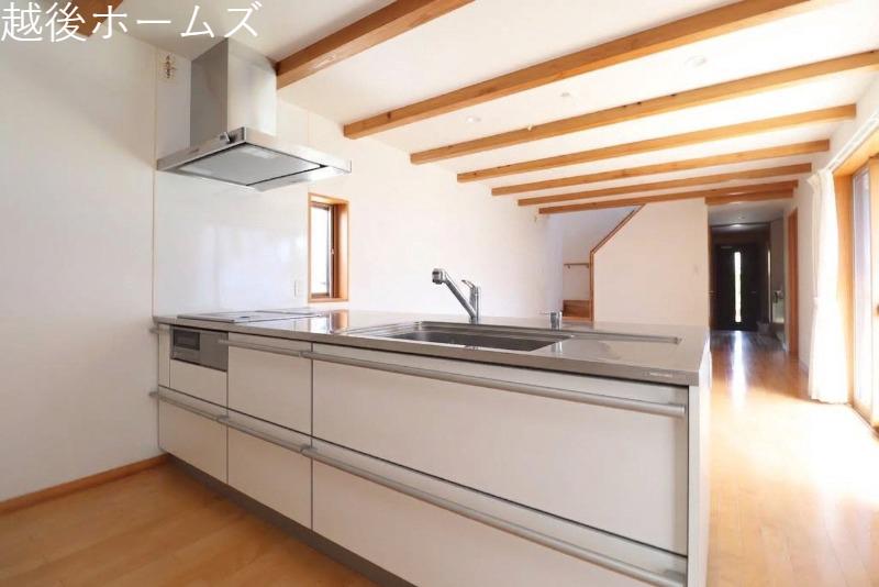 �L�b�`�� �J�����̂���J�E���^�[�L�b�`���ł��B���r���O�S�̗̂l�q�����n����̂ŁA���������q�l�����Ă����S�ł��ˁ�