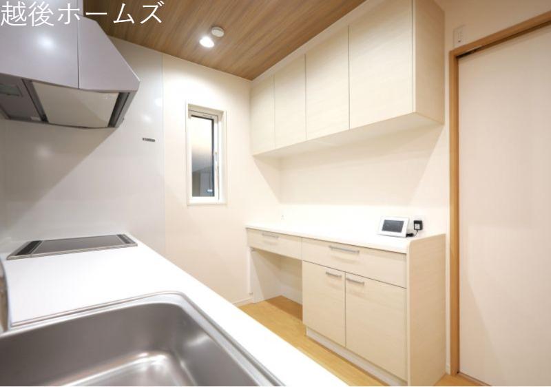 �L�b�`�� �y���Ў{�H��z�J�����̂���J�E���^�[�L�b�`���ł��B���r���O�S�̗̂l�q�����n����̂ŁA���������q�l�����Ă����S�ł��ˁ�