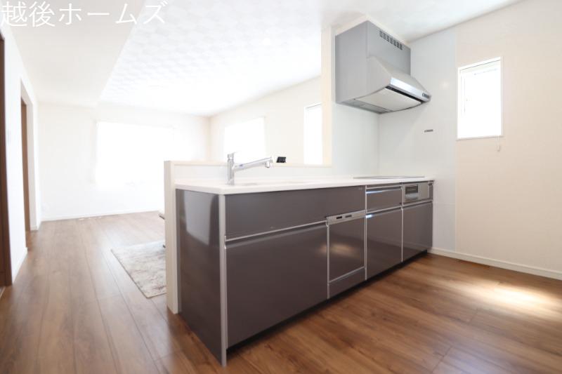 �L�b�`�� �y���Ў{�H��z �J�����̂���J�E���^�[�L�b�`���ł��B���r���O�S�̗̂l�q�����n����̂ŁA���������q�l�����Ă����S�ł��ˁ�