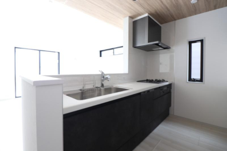 �L�b�`�� �y���Ў{�H��z�J�����̂���J�E���^�[�L�b�`���ł��B���r���O�S�̗̂l�q�����n����̂ŁA���������q�l�����Ă����S�ł��ˁ�