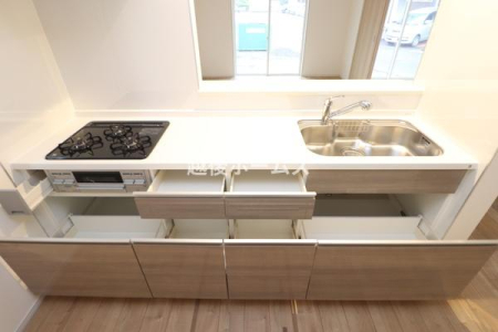 キッチン キッチンは使いやすい引き出し式のタイプです。
浄水器一体型の水栓も標準装備しています。