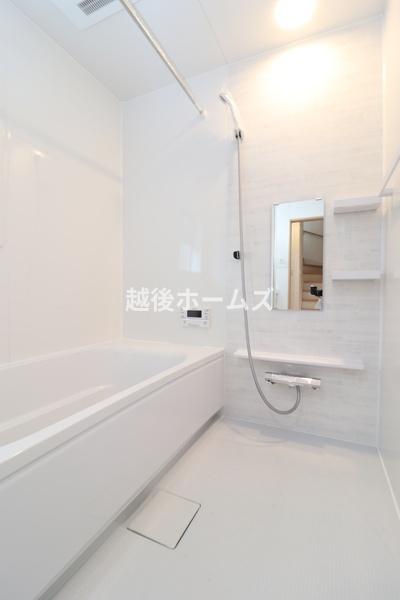 浴室 １坪タイプの広々ユニットバスです！
浴室乾燥暖房機を標準装備、１年中快適に過ごせる浴室です