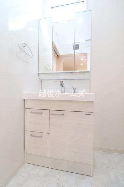 洗面台・洗面所 ３面鏡のシャンプードレッサーは収納充実！
朝のお支度も楽々できますね。