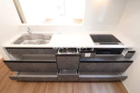 キッチン ３口タイプのシステムキッチンは収納が豊富！
毎日のお掃除もしやすい設計になっています