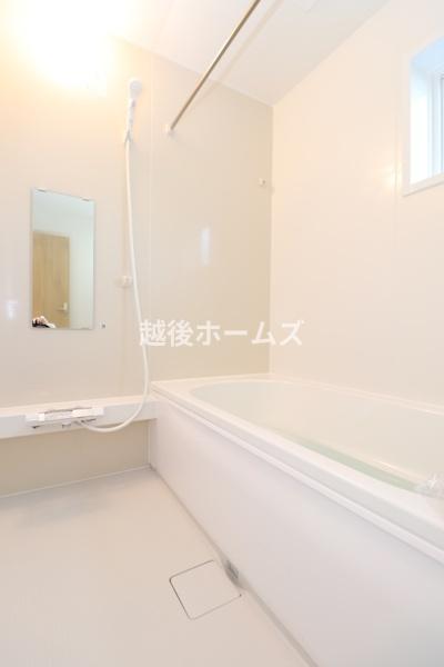 浴室 【同社施工事例】１坪タイプの広々ユニットバスです！
浴室乾燥暖房機を標準装備、１年中快適に過ごせる浴室です