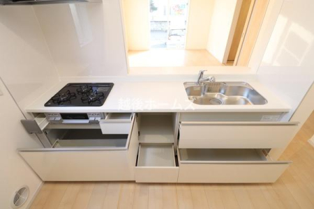 キッチン 【同社施工事例】キッチンは使いやすい引き出し式のタイプです。
浄水器一体型の水栓も標準装備しています。