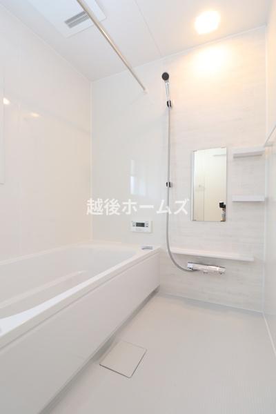 浴室 １坪タイプの広々ユニットバスです！
浴室乾燥暖房機を標準装備、１年中快適に過ごせる浴室です