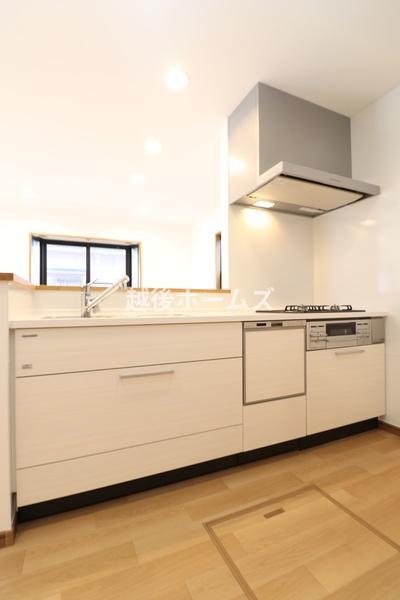 キッチン 【同社施工事例】３口タイプのオープンキッチンは収納が豊富！
毎日のお掃除もしやすい設計になっています