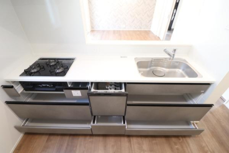 キッチン ３口タイプのシステムキッチンは収納が豊富！
毎日のお掃除もしやすい設計になっています