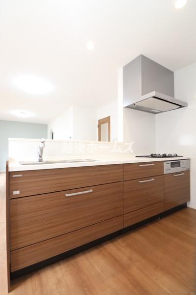 キッチン 【同社施工事例】３口タイプのオープンキッチンは収納が豊富！
毎日のお掃除もしやすい設計になっています