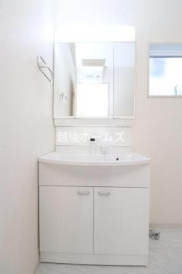 洗面台・洗面所 【同社施工事例】３面鏡のシャンプードレッサーは収納充実！
朝のお支度も楽々できますね。