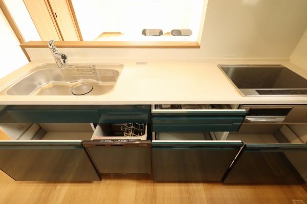 キッチン ３口タイプのオープンキッチンは収納が豊富！
毎日のお掃除もしやすい設計になっています♪